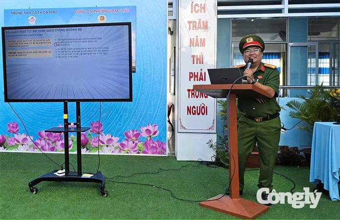 Công an phường Bạc Liêu phổ biến kiến thức pháp luật về an toàn giao thông đường bộ đến học viên (Ảnh: Quách Mến)