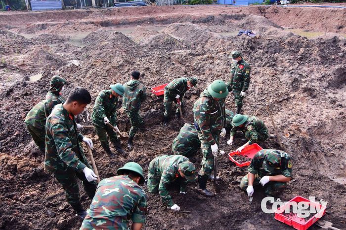 Công tác tìm kiếm hài cốt tại Công viên Lê Thị Riêng vẫn đang diễn ra.