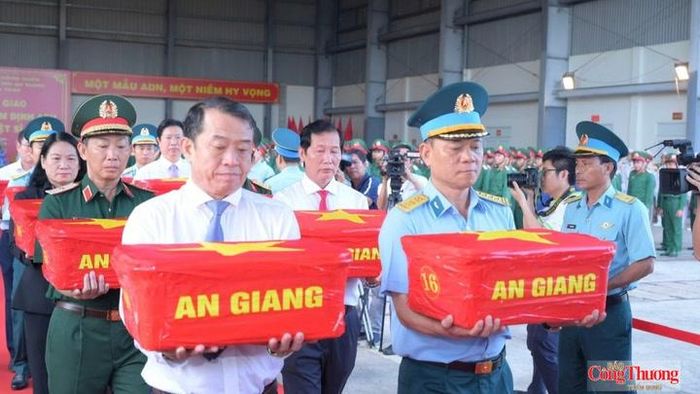 Lãnh đạo các tỉnh, thành phố và Quân chủng Phòng không – Không quân đưa mẫu sinh phẩm hài cốt liệt sĩ lên máy bay.