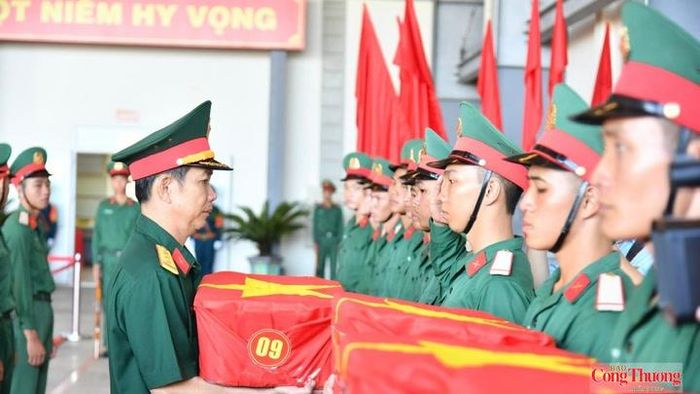 Chuyến bay vận tải quân sự đưa 15.401 mẫu hài cốt liệt sĩ từ Cần Thơ ra Hà Nội, tiếp nối hành trình tri ân và xác định danh tính liệt sĩ.
