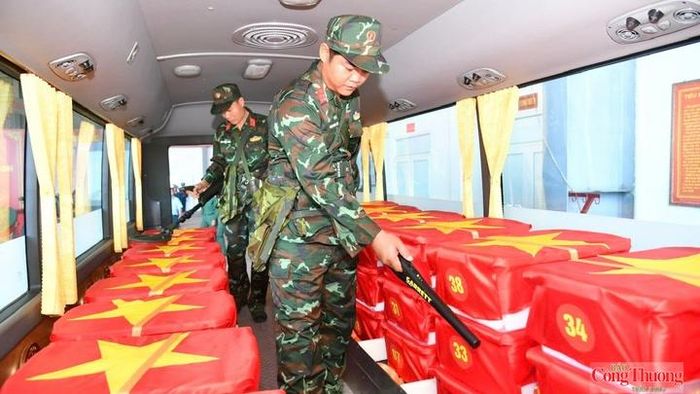 Lực lượng Công binh kiểm tra an ninh, an toàn trên xe vận chuyển mẫu sinh phẩm.