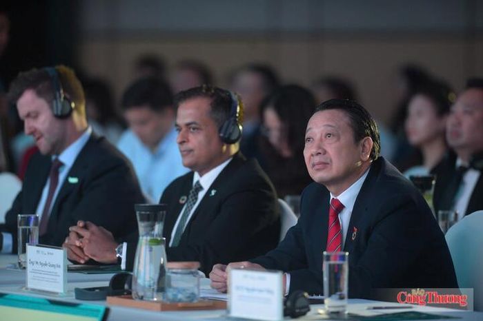  Đại biểu tham dự tại diễn đàn.