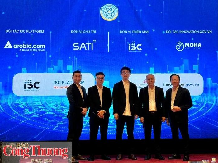 Các đại biểu ấn nút ra mắt nền tảng ISC Platform.