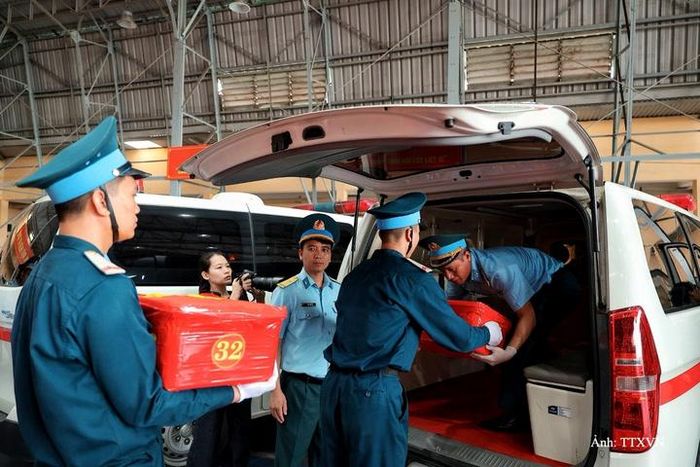 Cán bộ, chiến sĩ chuyển các thùng chứa mẫu sinh phẩm hài cốt liệt sĩ lên xe chuyên dụng, vận chuyển tới Viện pháp y Quân đội phục vụ giám định ADN.