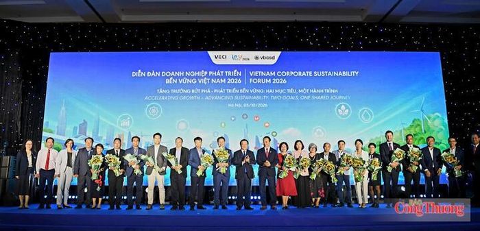 PGS.TS Nguyễn Xuân Thắng và ông Nguyễn Quang Vinh - Phó Chủ tịch VCCI tặng hoa đại diện doanh nghiệp chúc mừng Ngày Doanh nhân Việt Nam 13/10 trong khuôn khổ sự kiện.