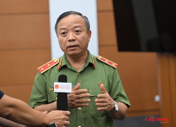 PGS.TS, Trung tướng Phan Xuân Tuy, Giám đốc Học viện Chính trị Công an nhân dân chia sẻ với báo chí tại họp báo.