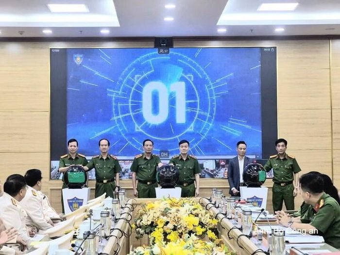 Trung tướng Nguyễn Ngọc Vân, Tư lệnh Bộ Tư lệnh Cảnh sát cơ động cùng các đại biểu đã tiến hành nghi thức nhấn nút ra mắt Cổng thông tin điện tử Bộ Tư lệnh Cảnh sát cơ động.
