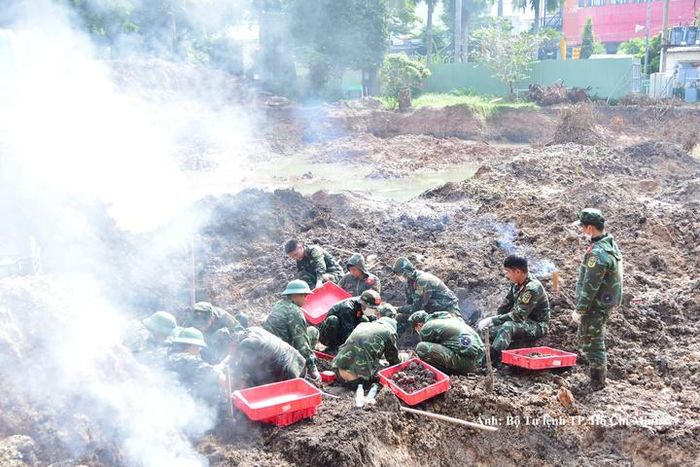Các lực lượng tiếp tục triển khai công tác tìm kiếm, quy tập hài cốt liệt sĩ tại Khu B, Công viên Lê Thị Riêng trong ngày 5/10.