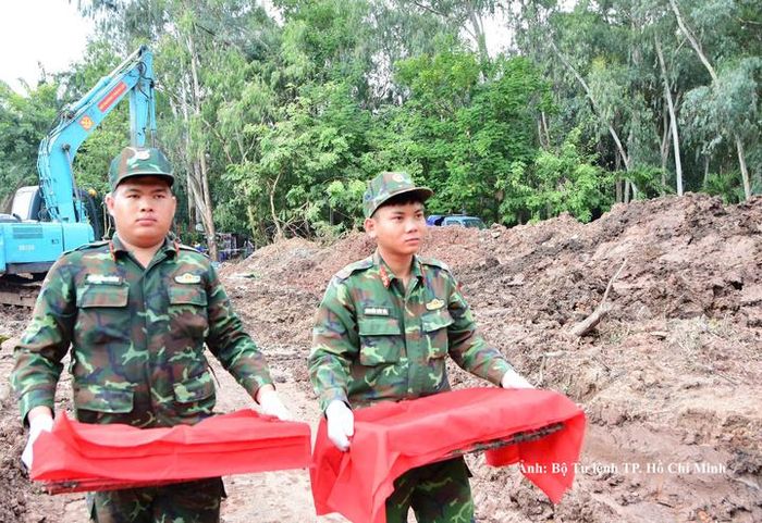 Các lực lượng làm nhiệm vụ đã phát hiện, quy tập được 13 bộ hài cốt liệt sĩ và 1 bộ di vật kèm theo tại Công viên Lê Thị Riêng trong ngày 5/10.
