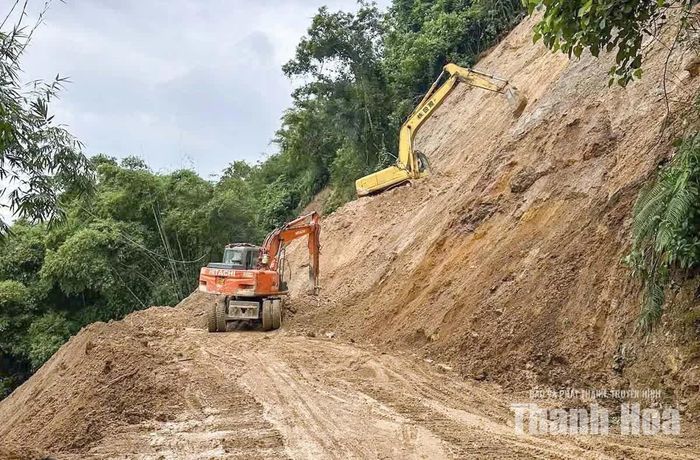 Đơn vị quản lý đường bộ tập trung nhân lực, máy móc xử lý vị trí sạt lở Km6+040 đường tỉnh 530B, đoạn qua xã Đồng Lương.