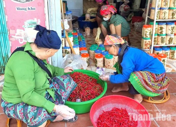 Người dân xã Mường Lát tận dụng những sản phẩm đặc trưng của địa phương phát triển thành những sản phẩm hàng hóa.