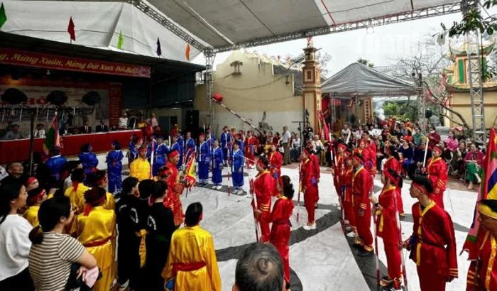 Trò chạy chữ được tổ chức trong khuôn khổ lễ hội, thể hiện ước vọng về một năm mới bình an, thịnh vượng.