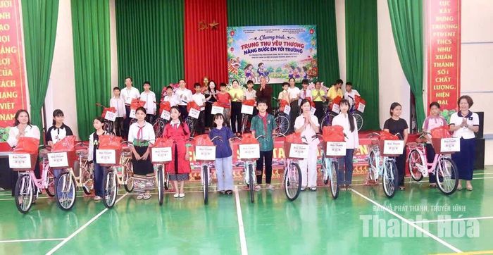 Đại diện Hội Bảo trợ người khuyết tật, trẻ mồ côi và bảo vệ quyền trẻ em tỉnh cùng các nhà tài trợ trao xe đạp cho trẻ khuyết tật, mồ côi, trẻ em có hoàn cảnh khó khăn tại xã Như Xuân.