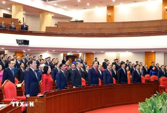 Tổng Bí thư, Chủ tịch nước Tô Lâm và các đại biểu thực hiện nghi lễ chào cờ. (Ảnh: Thống Nhất/TTXVN)