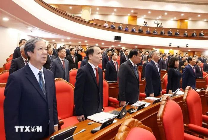 Các đại biểu thực hiện nghi lễ chào cờ. (Ảnh: Thống Nhất/TTXVN)