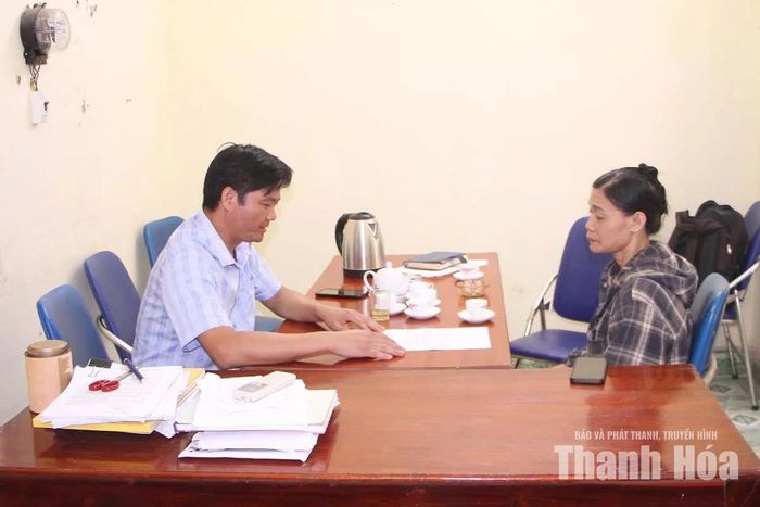 Cán bộ tiếp công dân UBND xã Định Tân tiếp nhận đơn thư, lắng nghe và giải đáp các thắc mắc của người dân.