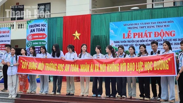 Học sinh Trường THPT Đặng Thai Mai thể hiện tiểu phẩm tuyên truyền tại lễ phát động.