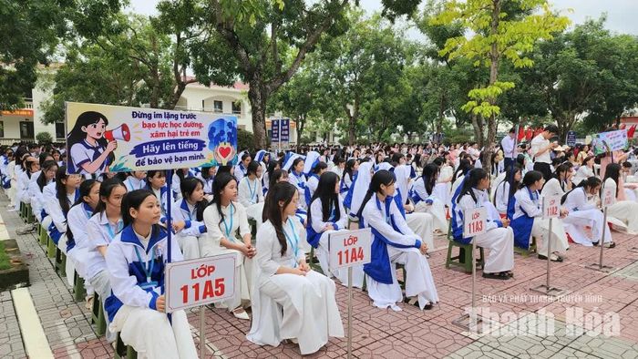 Học sinh tham gia lễ phát động.