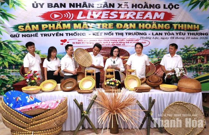Lãnh đạo xã Hoằng Lộc tham gia giới thiệu các sản phẩm tại phiên livestream.