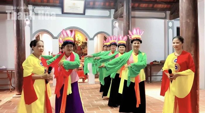 Hát múa đội đèn là một trong những sinh hoạt văn hóa đặc sắc ở thôn Đồng Lạc (xã Hoằng Lộc).