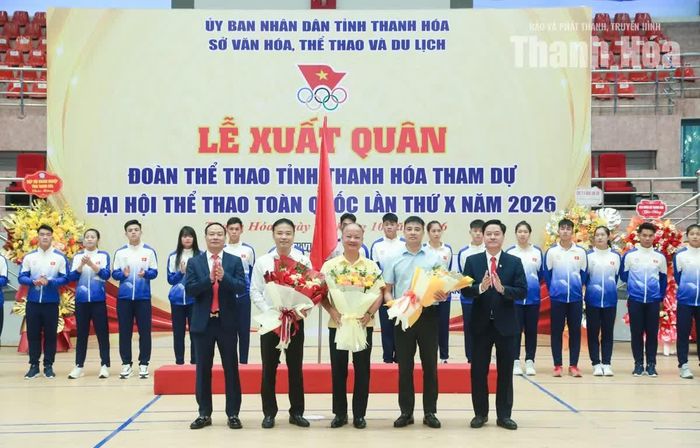 Lãnh đạo Sở Văn hóa, Thể thao và Du lịch tặng hoa các nhà tài trợ.