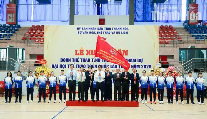Trưởng Ban Tuyên giáo Tỉnh ủy Đào Xuân Yên và các đại biểu thực hiện nghi thức trao cờ, động viên Đoàn thể thao Thanh Hóa hoàn thành xuất sắc nhiệm vụ được giao.