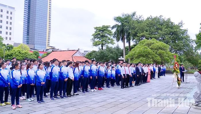 Đoàn thể thao Thanh Hóa dâng hoa, dâng hương tại Khu văn hóa tưởng niệm Chủ tịch Hồ Chí Minh, phường Hạc Thành.