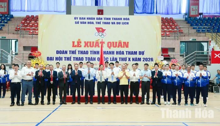 Các đồng chí lãnh đạo, đại biểu chụp ảnh với huấn luyện viên, vận động viên Đoàn thể thao Thanh Hóa tại lễ xuất quân.
