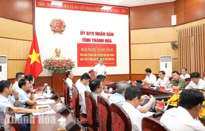 Chủ tịch UBND tỉnh Tô Anh Dũng phát biểu chỉ đạo tại hội nghị.
