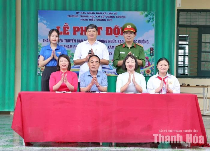 Đại diện nhà trường, cha mẹ học sinh và học sinh ký cam kết thực hiện các nội dung bảo đảm an ninh, an toàn trường học.