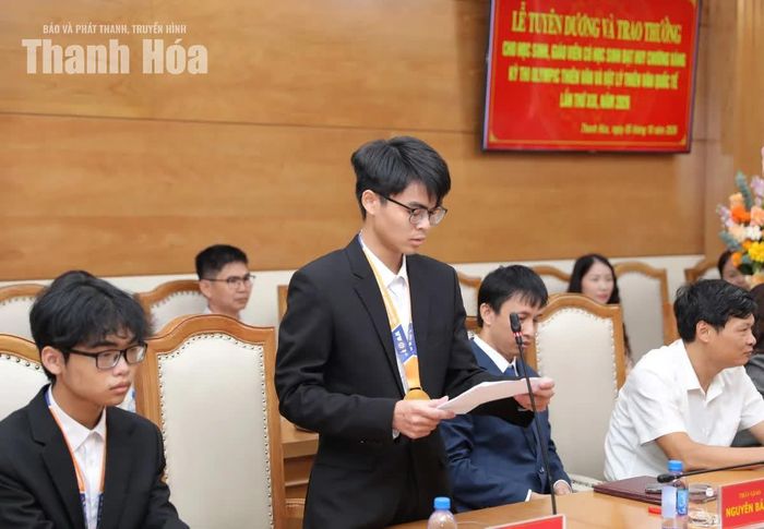 Thầy giáo Nguyễn Bá Tư (ảnh trên) và em Mai Văn Khánh chia sẻ về quá trình chinh phục kỳ thi.
