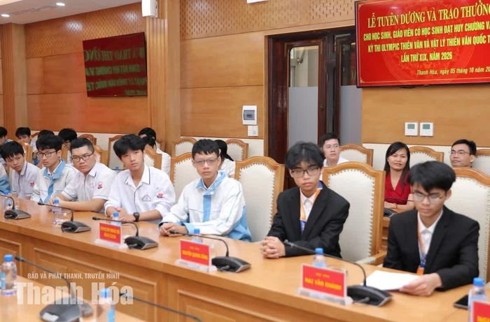 Các em học sinh Trường THPT chuyên Lam Sơn dự lễ tuyên dương.