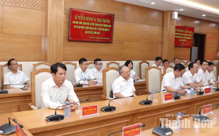 Các đại biểu dự lễ tuyên dương, trao thưởng.