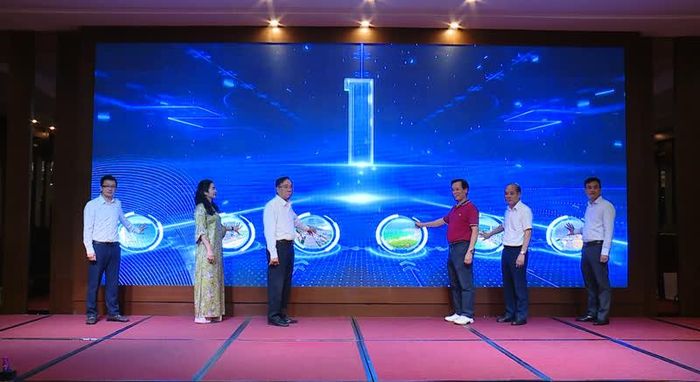 Đại diện lãnh đạo Ban Tuyên giáo Tỉnh ủy, Sở Văn hoá, Thể thao và Du lịch cùng các đại biểu thực hiện nghi thức phát động Cuộc thi ảnh, video trải nghiệm du lịch biển Thanh Hoá năm 2026.