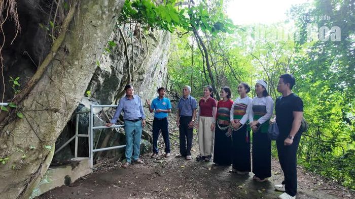 Trong tiếng Mường, “Con Moong” có nghĩa là “Con Thú” (do tảng đá lớn nhô ra trước cửa hang có hình dạng giống con thú). Hang được phát hiện năm 1974 và khai quật lần đầu vào năm 1976. Năm 2008-2009, hang Con Moong được đào kiểm tra, nghiên cứu tổng thể và khảo sát các di tích phụ cận. Trong thời gian khai quật hang Con Moong (2010-2015), đoàn khảo cổ học Việt - Nga đã phát hiện thêm các di tích phụ cận.