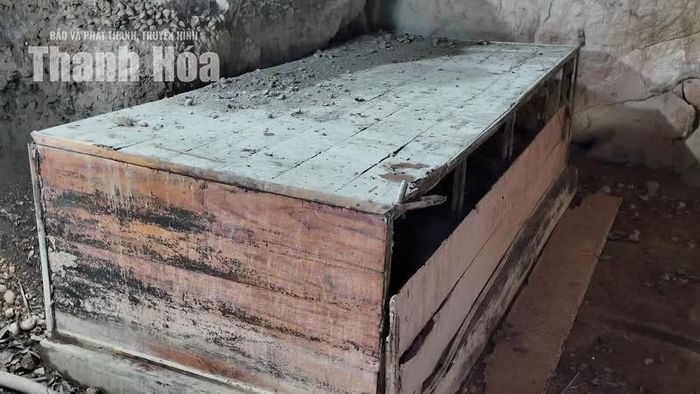 Dấu tích mộ táng người cổ đại được phát hiện và bảo tồn nguyên vẹn ngay trong lòng hang Con Moong.