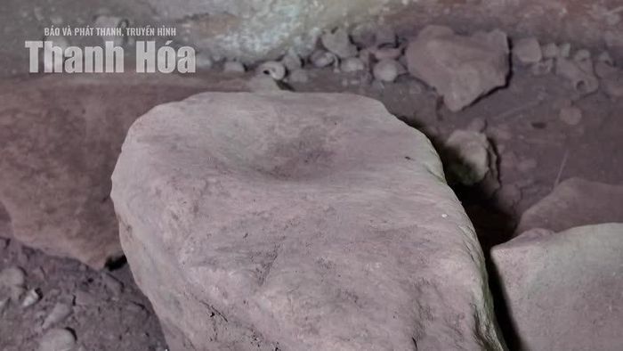 Dấu tích cư trú và sinh hoạt của người tiền sử thể hiện qua các công cụ đá cùng vô số vỏ nhuyễn thể nằm tích tụ trong tầng văn hóa hang Con Moong