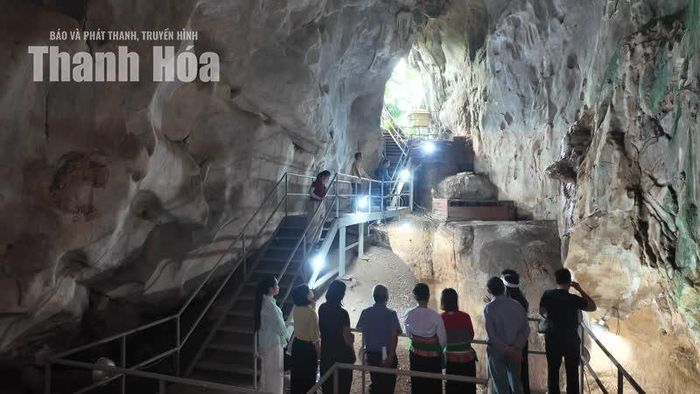 Các kết quả phân tích cacbon phóng xạ (C14) cho thấy niên đại sớm nhất ở lớp đáy của hang dao động từ 40.000 đến 60.000 năm trước. Địa tầng hang ghi dấu sự chuyển tiếp liên tục qua 4 giai đoạn phát triển văn hóa: Từ Văn hóa Sơn Vi (đồ đá cũ) đến Văn hóa Hòa Bình, Văn hóa Bắc Sơn (đồ đá mới) và Văn hóa Đa Bút. Trải qua giai đoạn con người sống chủ yếu bằng săn bắt, hái lượm đến thời kỳ bắt đầu biết làm gốm, trồng trọt và định cư.