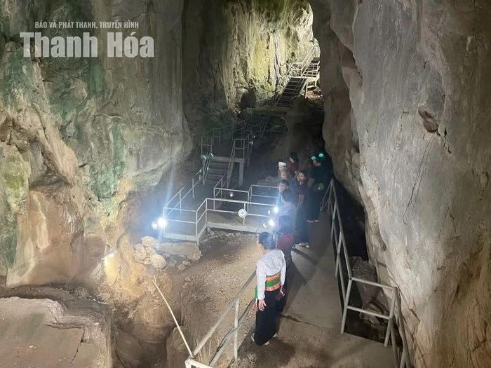Hang nằm ở độ cao 147m so với mực nước biển. Hang dạng hình tang trống, dài khoảng 40m, chỗ rộng nhất lòng hang đạt 9m, có 2 cửa thông nhau giúp không khí và ánh sáng luôn thông thoáng.