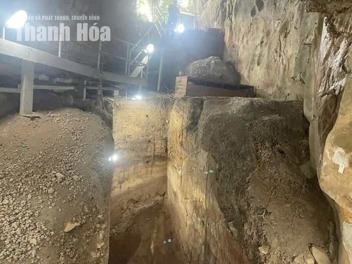 Cận cảnh hố khai quật khảo cổ trong lòng hang Con Moong, nơi lưu giữ sự phát triển liên tục từ thời đại Đá cũ sang Đá mới qua hàng chục nghìn năm.
