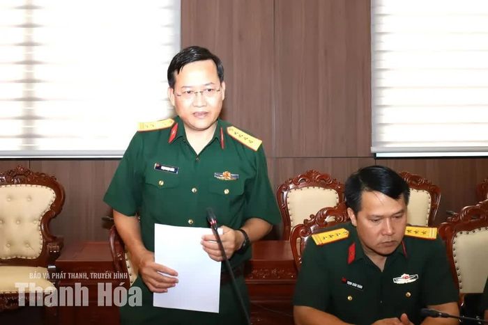 Đại tá Phạm Ngọc Nhân, Phó Chính ủy Bộ CHQS tỉnh phát biểu tại hội nghị.