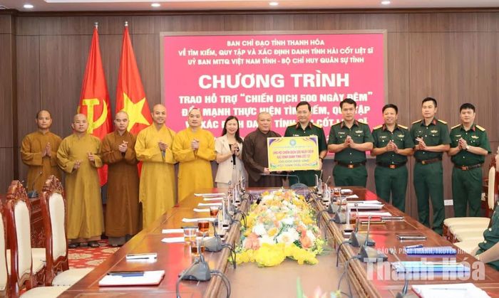 Đại diện Ủy ban MTTQ tỉnh, Ban Trị sự Giáo hội Phật giáo Việt Nam tỉnh trao biển hỗ trợ 100 triệu đồng cho Bộ CHQS tỉnh.
