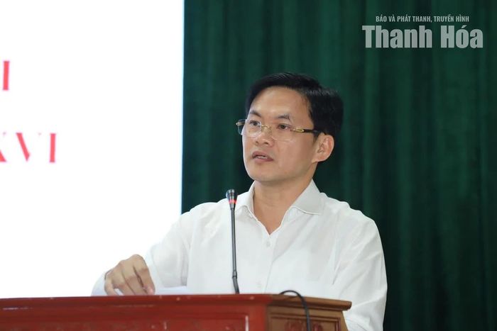 Lãnh đạo Sở Nội vụ giải trình theo thẩm quyền ý kiến, kiến nghị của cử tri.