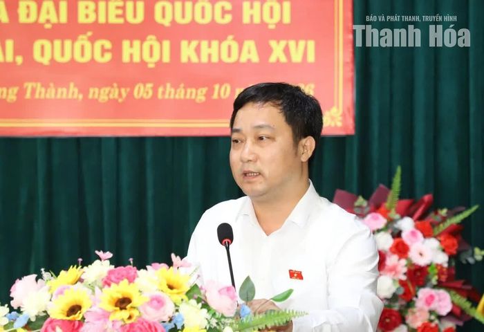 Đại biểu Cao Mạnh Linh phát biểu tiếp thu ý kiến, kiến nghị của cử tri xã Đông Thành.