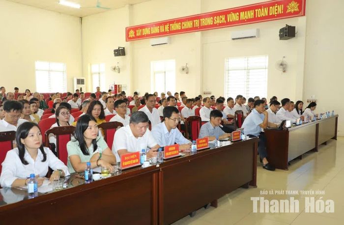 Đại biểu và cử tri xã Đông Thành tham dự hội nghị.