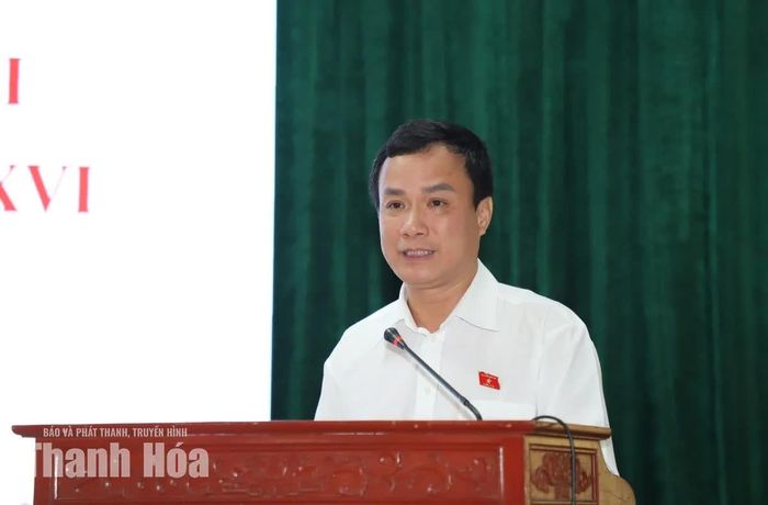 Đại biểu Triệu Thế Hùng phát biểu tiếp thu ý kiến, kiến nghị của cử tri xã Hoạt Giang.