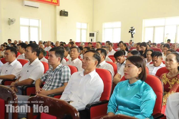 Cử tri xã Đông Thành tham dự hội nghị.