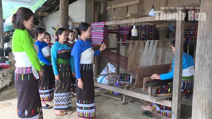Tổ truyền thông cộng đồng bản Mè, xã Yên Khương tuyên truyền cho người dân về các chính sách mới.