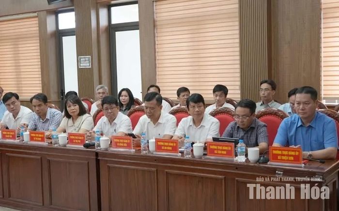 Lãnh đạo 8 xã tham dự buổi làm việc.