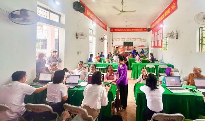 Mô hình “Điểm hỗ trợ dịch vụ công lưu động” tại phường Đông Sơn tạo điều kiện thuận lợi cho người dân tiếp cận, giải quyết các thủ tục hành chính và đẩy mạnh chuyển đổi số ngay tại cơ sở.